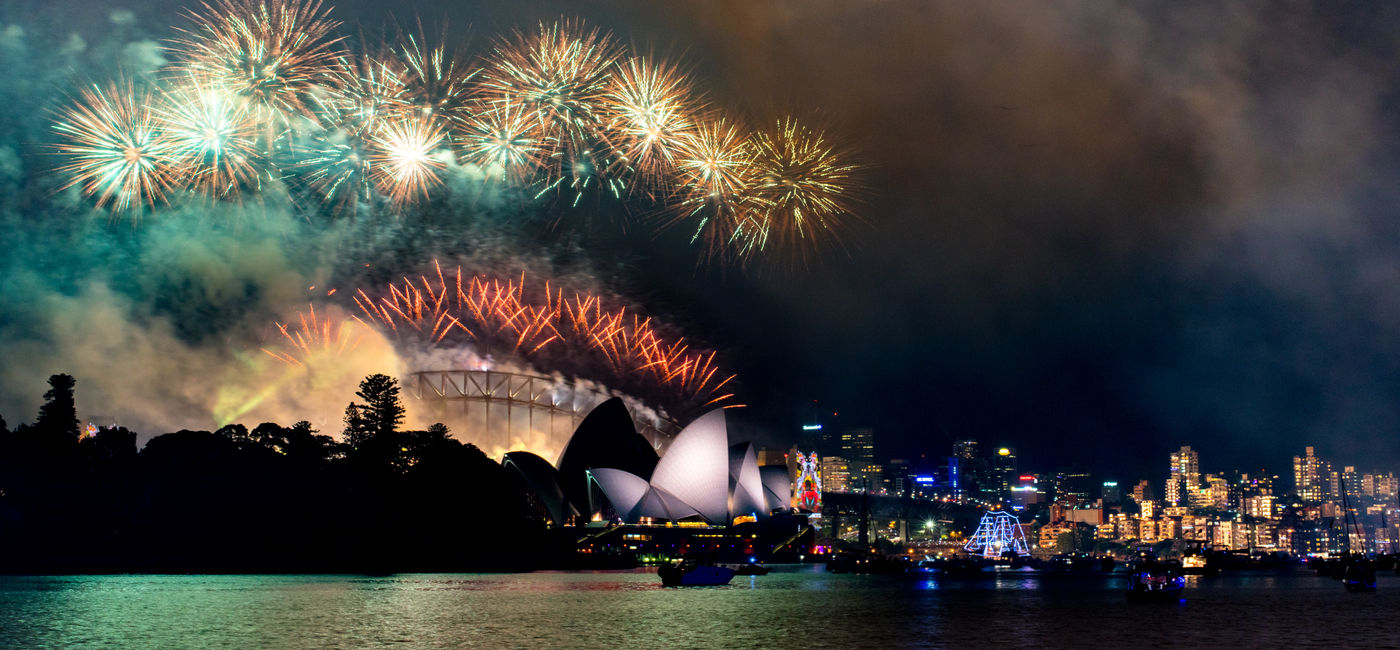 Image: Feux d’artifice du réveillon du Nouvel An dans le port de Sydney (Photo Credit: Marcel / Adobe Stock)