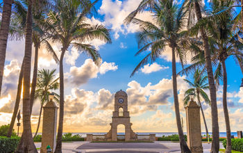 Palm Beach, Florida, USA clock tower on Worth Ave. (Sean Pavone / iStock / Getty Images Plus)