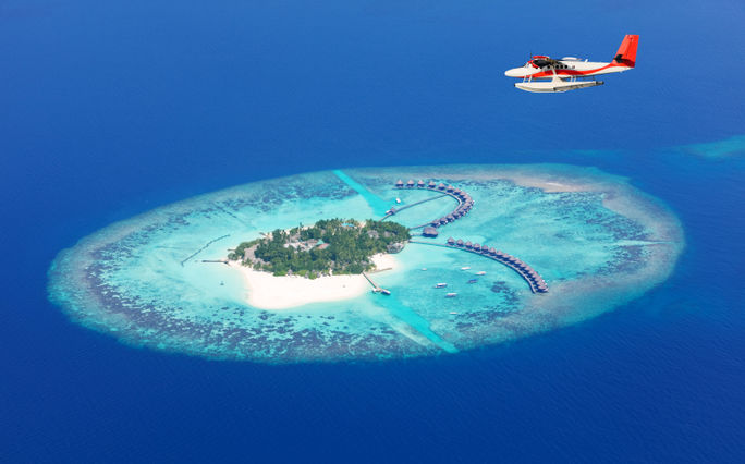 Wasserflugzeug fliegt über den Malediven, Raa-Atoll (Foto über Jag_cz / iStock / Getty Images Plus)