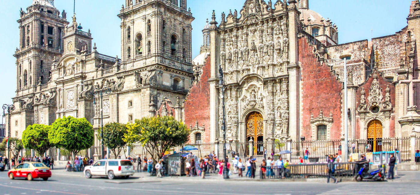 Image: La cathédrale métropolitaine de Mexico, surplombant la place du Zócalo (Photo Credit: Alexcrab / iStock / Getty Images Plus)