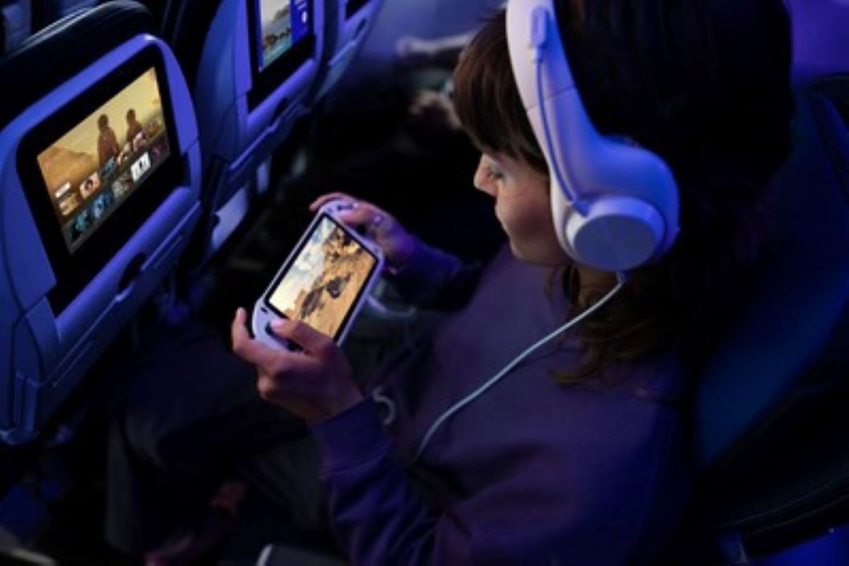 United Airlines' Latest Move to Bring Free Starlink Wi-Fi to Passengers thumbnail