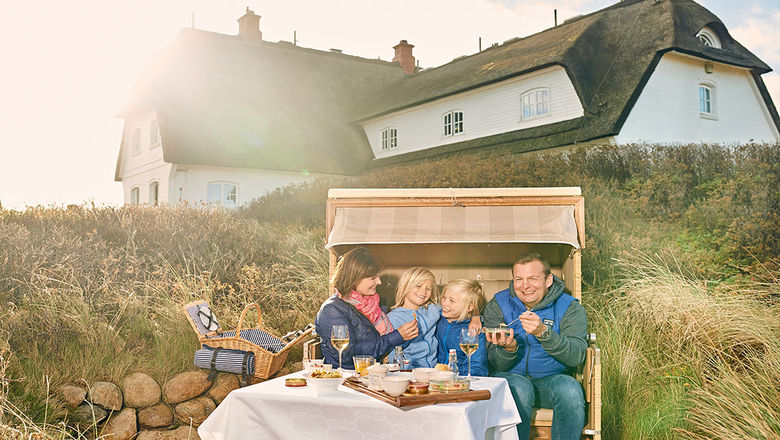The tourism theme for 2018 is ‘Culinary Germany’. Eating in a wicker beach chair, Sölringhof.