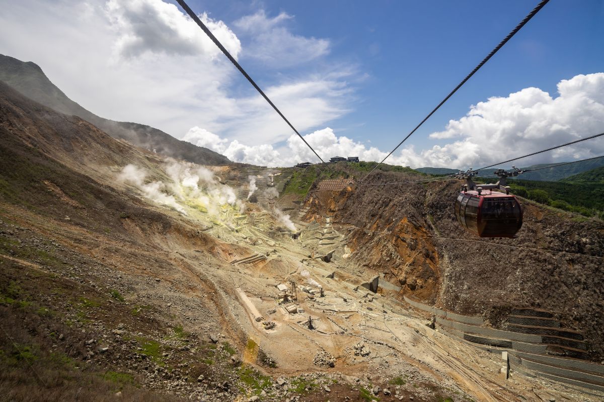 Visitors have been warned not to approach the volcanic crater of Owakudani after a number of volcanic earthquakes struck on Saturday.
