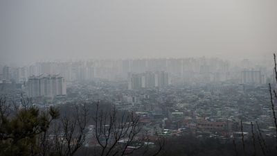 Areas in South Korea such as Seoul, Incheon and Gyeonggi and the North and South Chungcheong provinces have been blanketed by record-high levels of ultra-fine dust.