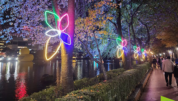 Seokchon Lake transforms from season to season, adding to it’s already enchanting appeal, through themed installations.
