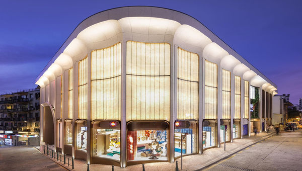 Housed in a former dormitory for postal workers, M8 offers shopping, dining and entertainment on Travessa do Roquete near Senado Square. Housed in a former dormitory for postal workers, M8 offers shopping, dining and entertainment on Travessa do Roquete near Senado Square.