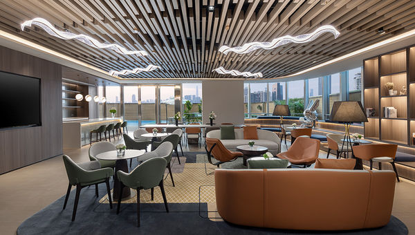 At Modena by Fraser Shenzhen, guests can work or relax at airy coworking and lounging spaces. At Modena by Fraser Shenzhen, guests can work or relax at airy coworking and lounging spaces.