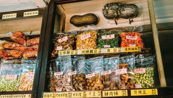 Si Heung has stood at the same spot since 1962, selling an array of snacks perfect as souvenirs. Si Heung has stood at the same spot since 1962, selling an array of snacks perfect as souvenirs.