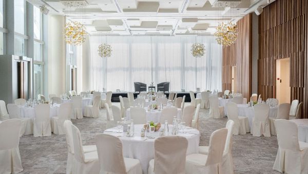 The Aloes ballroom, with its contemporary design, illuminates corporate banquets, launches, and award ceremonies with an abundance of natural light.