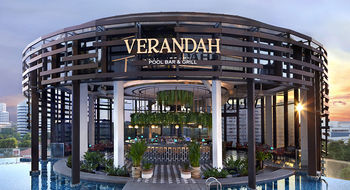 Verandah Pool Bar & Grill, perched on level 7 of Momentus Hotel Alexandra, pairs drinks with views.