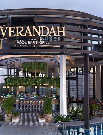 Verandah Pool Bar & Grill, perched on level 7 of Momentus Hotel Alexandra, pairs drinks with views.
