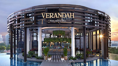 Verandah Pool Bar & Grill, perched on level 7 of Momentus Hotel Alexandra, pairs drinks with views.