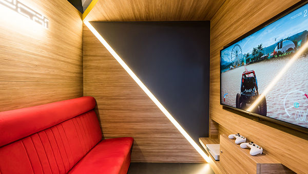 Staying connected at Vīb Best Western Sanam Pao’s social spaces.