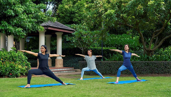 户外健身课程，例如澳门雅辰君丽华酒店的户外瑜伽课程，是锻炼体力并享受更多户外时光的好方法。