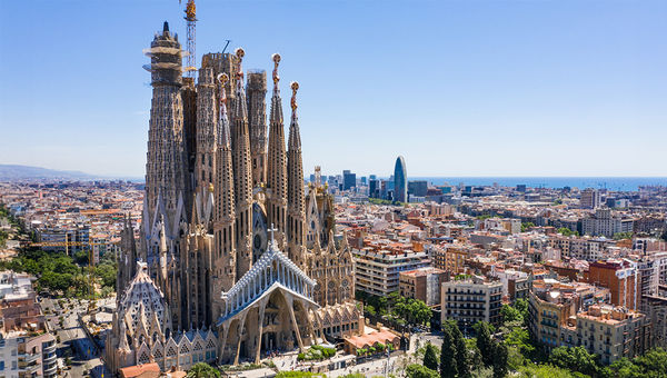 Silversea’s convenient City Stays provide pre- and post-cruise experiences in cities like Rome, Barcelona, and Athens, with curated cultural activities, five-star hotels, and smooth transfers. (Pictured: Barcelona)