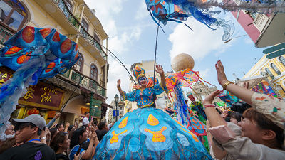 Expect bustling markets, street performances, and exciting offers when visiting Macao during major festivals and events.