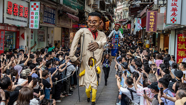 In addition to watching the spectacular performances of the Macao International Parade, spectators can also meet and interact with local and international performing groups. In addition to watching the spectacular performances of the Macao International Parade, spectators can also meet and interact with local and international performing groups.