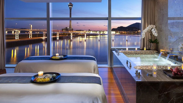 澳门文华东方酒店的水疗中心为您提供一个宁静的休闲场所，可以欣赏到大海和澳门旅游塔的壮丽景色。