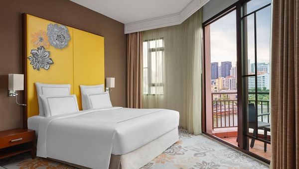 The Select Clarke Quay room, spanning 42 square metres, provides sweeping vistas of the iconic Singapore River and its vibrant heritage shophouses from the balcony.