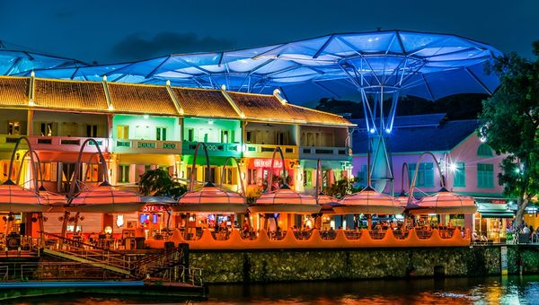 Steps away from Paradox Singapore Merchant Court is the vibrant party hub of Singapore – Clarke Quay – teeming with dance clubs, live music venues, and rooftop bars for an unforgettable nightlife experience.