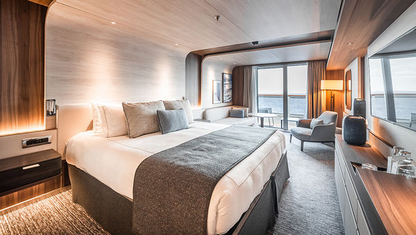 Le Commandant Charcot’s Deluxe Suite features refined interiors, spacious living areas, and private balconies that offer panoramic polar views. Le Commandant Charcot’s Deluxe Suite features refined interiors, spacious living areas, and private balconies that offer panoramic polar views.