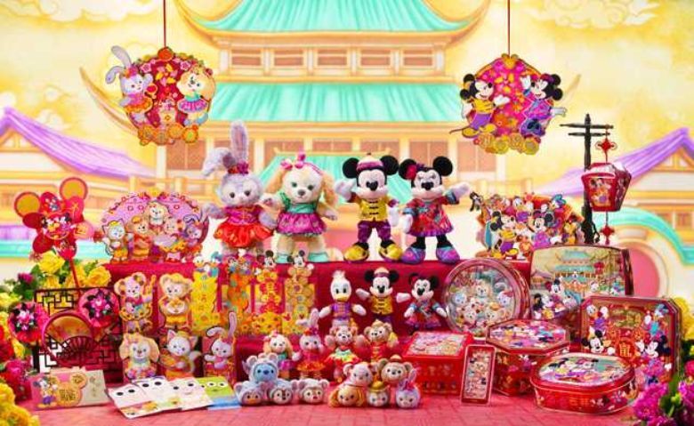 Disneyland characters are ready to welcome back guests to the Hong Kong theme park.
