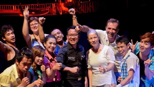 Dara Huot (centre) and friends of Phare: “Luckily, Phare is loved by so many people.” Dara Huot (centre) and friends of Phare: “Luckily, Phare is loved by so many people.”
