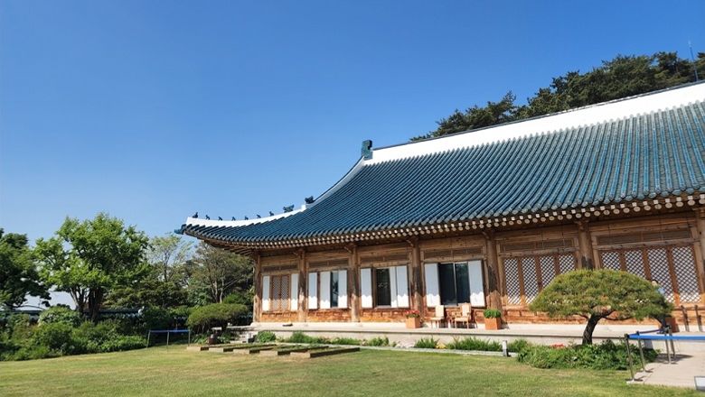 Entry to the Blue House palace compound is free and is limited to 49,000 visitors per day on any day except Tuesdays, when it is closed.
