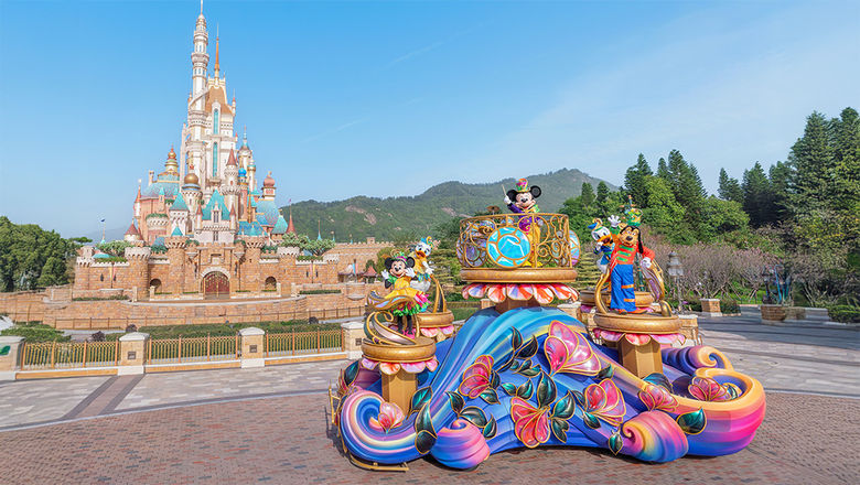 The Friendtastic! parade features 11 floats, 100 performers, over 30 Disney characters, and original songs, showcasing films like Zootopia, Encanto, and Toy Story.