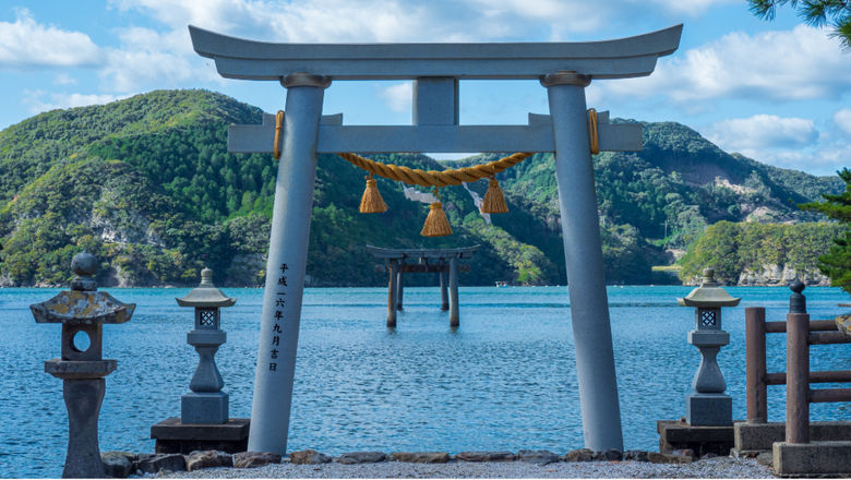 Watatsumi Shrine gained fame after being featured in the video game Ghost of Tsushima, drawing fans to visit and take photos at the real-life location.