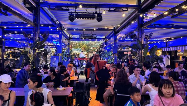 Gourmet Park at Resorts World Sentosa features Michelin-starred dishes and renowned chefs' creations in an affordable, vibrant food truck-style dining concept.