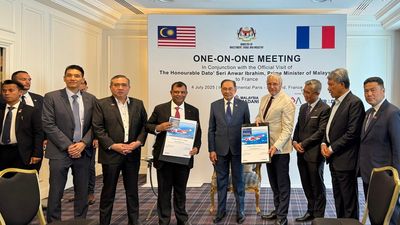 Prime Minister of Malaysia YAB Dato’ Seri Anwar Ibrahim witnessed the signing of the Memorandum of Understanding between Capital A CEO Tony Fernandes and Christian Scherer, CEO Commercial Aircraft, Airbus, in Paris today, alongside several Malaysian Cabinet Ministers.