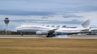 Passengers on Qatar Airways flight 204 were forced to stay onboard the grounded plane for 3 hours with no air-conditioning in a 35°C heatwave.