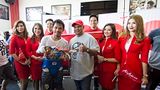 Manny Pacquiao and Tony Fernandes with the AirAsia support crew