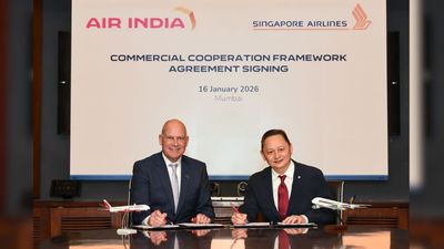 Air India CEO and managing director Campbell Wilson (left) with Singapore Airlines CEO Goh Choon Phong at the signing of the agreement in Mumbai.
