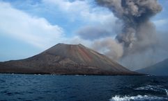 Eight airports in Indonesia have been closed due to volcanic smoke clouds from the Mount Anak Krakatau volcanic eruptions.