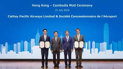 Hong Kong SAR Government CEO John Lee Ka-chiu (second from left) and deputy prime minister of Cambodia Sun Chanthol (second from right), Cathay Group CEO Ronald Lam (first from left) signed a Memorandum of Understanding with Cambodia Airports chief executive Cyril Girot (first from right).
