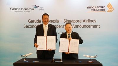 Garuda Indonesia CEO Irfan Setiaputra (left) and Singapore Airlines CEO Goh Choon Phong at the signing of the commercial agreements in Jakarta.