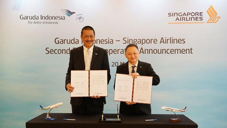 Garuda Indonesia CEO Irfan Setiaputra (left) and Singapore Airlines CEO Goh Choon Phong at the signing of the commercial agreements in Jakarta.