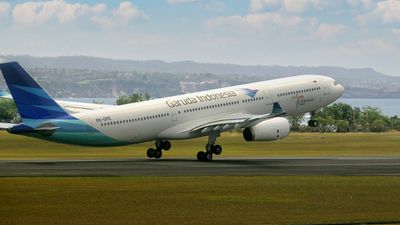 A Garuda Indonesia plane carrying 468 passengers and 18 crew members was forced to return to the Indonesian city of Makassar.