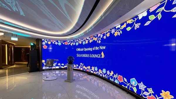 Singapore Airlines has incorporated its latest signature Batik motif into a glass installation flanking the main access escalators. Singapore Airlines has incorporated its latest signature Batik motif into a glass installation flanking the main access escalators.