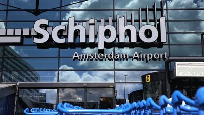 The United States says flight reductions at Schiphol Airport are in violation of an Open Skies treaty.