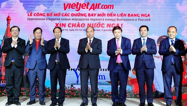 Vietnamese President Nguyen Xuan Phuc (middle) attended Vietjet’s new route announcement in Moscow, Russia on 2 December, 2021.