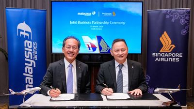 Captain Izham bin Ismail, group managing director, Malaysia Aviation Group (left) and Goh Choon Phong, CEO, Singapore Airlines (right), at the signing of the Joint Business Partnership in Kuala Lumpur.