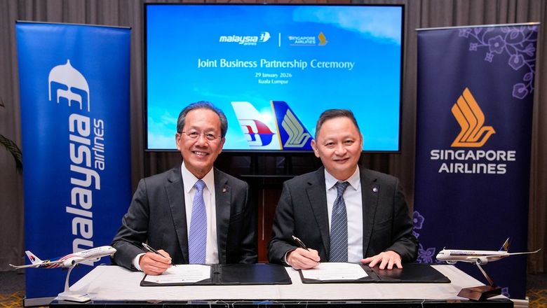 Captain Izham bin Ismail, group managing director, Malaysia Aviation Group (left) and Goh Choon Phong, CEO, Singapore Airlines (right), at the signing of the Joint Business Partnership in Kuala Lumpur.