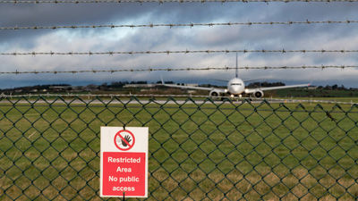 A former sheep shearer and boxer said he noticed the barrel of a shotgun while the boy was speaking with a flight attendant.