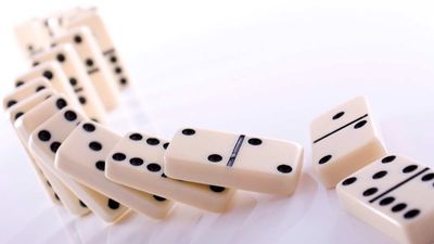 Thai army swoops on OAPs playing dominoes