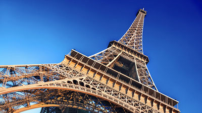 Paris police have arrested a man who used a parachute to jump off the city’s emblematic Eiffel Tower.