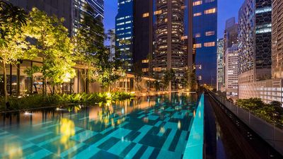 Oakwood Premier OUE Singapore’s outdoor infinity pool.