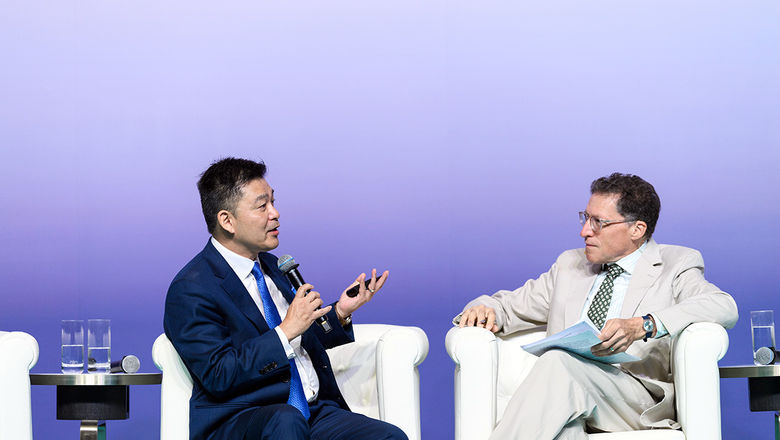 Michael Goh, senior vice president — international sales, Genting Cruise Lines, having a casual Q&A session with Arnie Weissmann, editor-in-chief of Travel Weekly US.